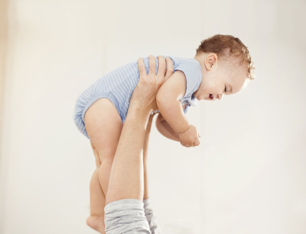 爸爸和小儿子在床上玩图片下载