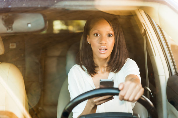 开车时打电话图片下载