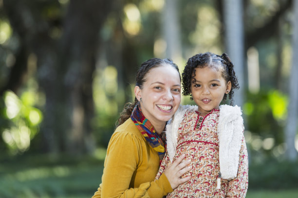 西班牙裔母亲和女儿在公园外面图片下载
