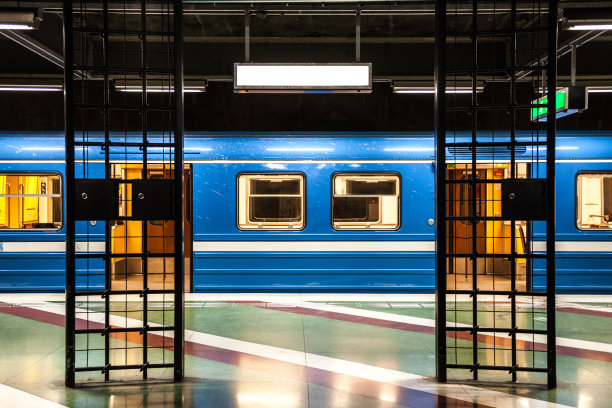 地铁列车在斯德哥尔摩地铁站台开出素材图片