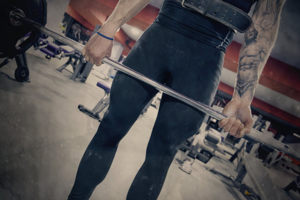 健美运动员做硬举图片下载