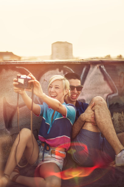 微笑的情侣在自拍图片下载