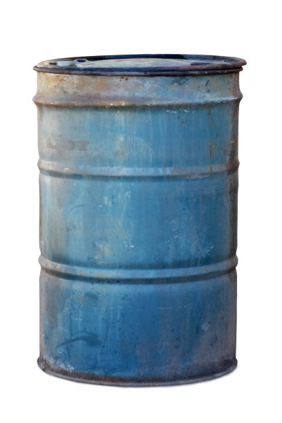 旧油桶(剪切路径)图片下载