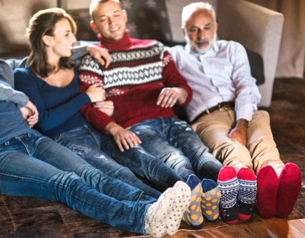 冬天的袜子挂在客厅里过圣诞节图片下载