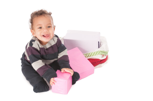 玩礼物的混血儿男孩图片下载