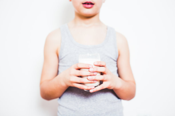 手里拿着一杯牛奶图片下载