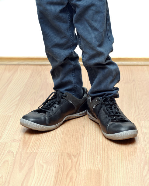 穿男人鞋的男孩图片下载