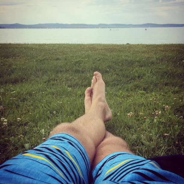 男人的脚在草地上图片下载