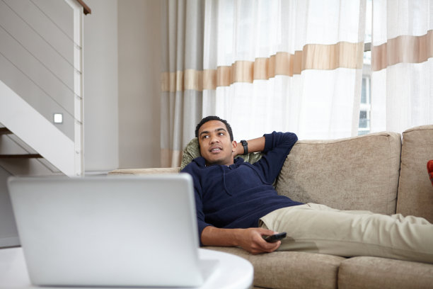 慵懒的下午躺在沙发上看电视图片下载