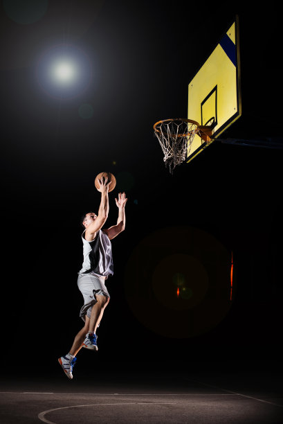 晚上打篮球图片下载