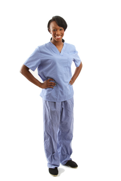 双手放在臀部的非裔美国护士图片下载