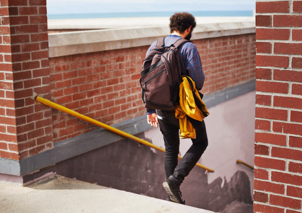 朝他的站台走去图片下载