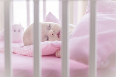 可爱的小女孩睡在白色的小床上图片下载