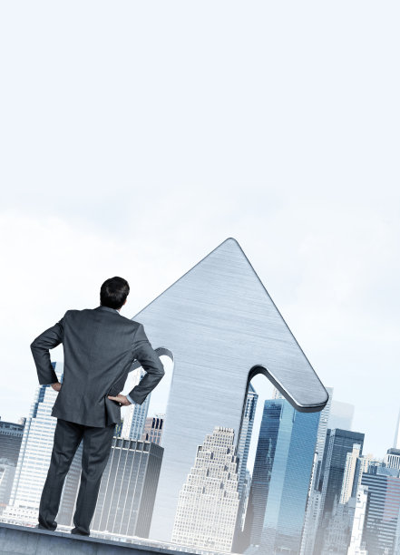 商人在城市天际线建筑中看着箭头图片下载