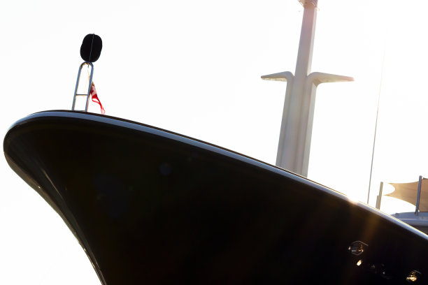黑色豪华游艇的船头，白色背景与拷贝空间图片下载