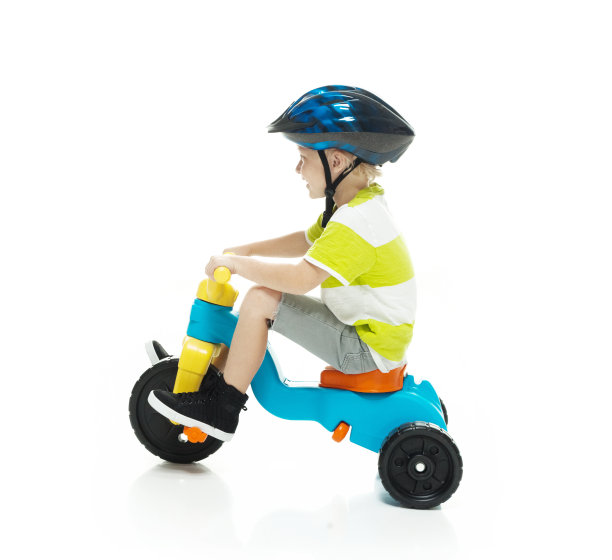 微笑的小男孩骑着三轮车图片下载