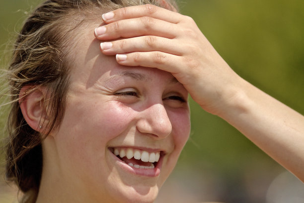 女运动员在比赛后微笑图片下载