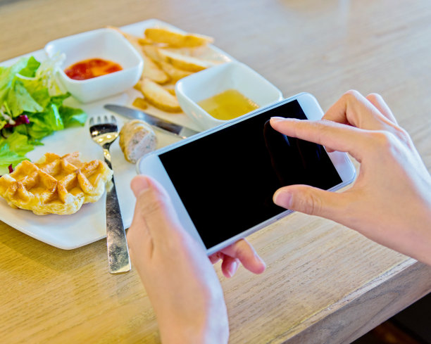在午餐时拍照图片下载