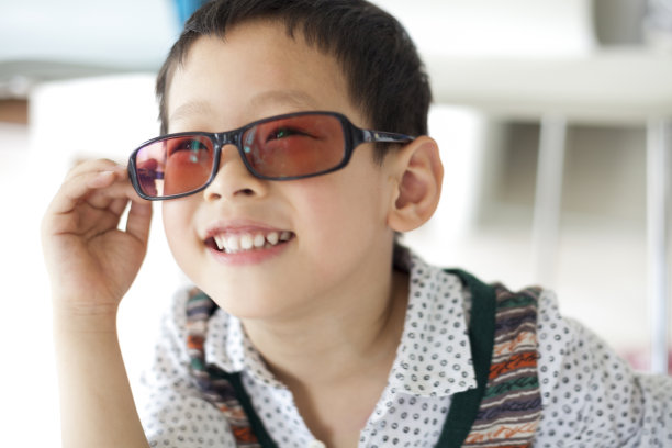 亚洲小男孩戴着太阳镜开心画像图片下载