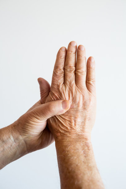 老年男子患关节炎的手图片下载