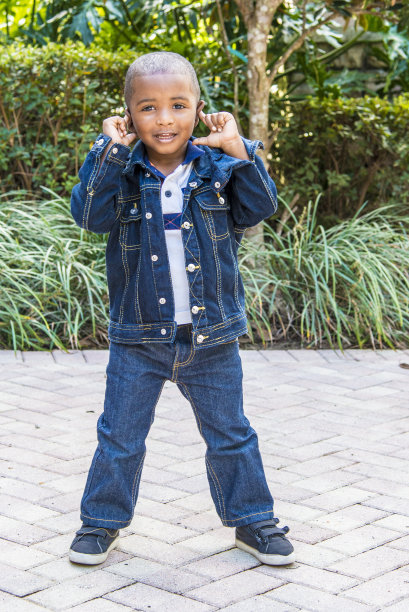 小男孩在玩游戏图片下载