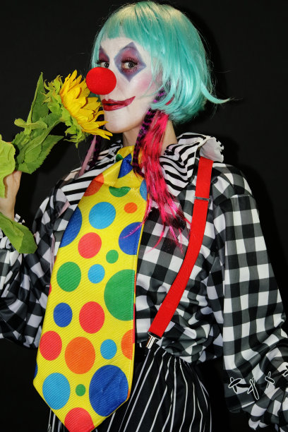 女小丑闻着花图片下载