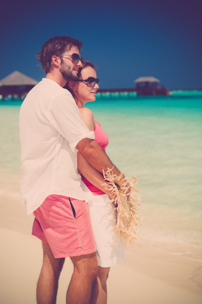 热带泻湖情侣图片下载