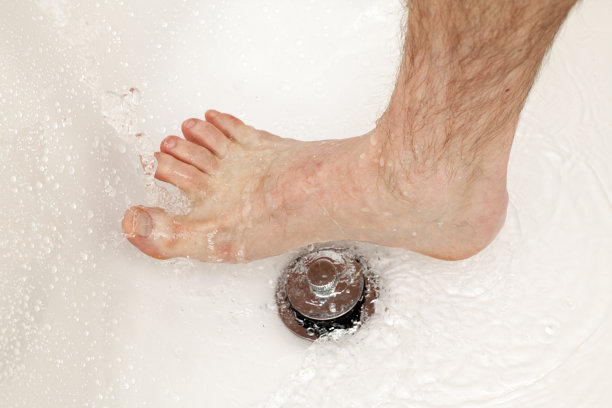 脚踏流水图片下载