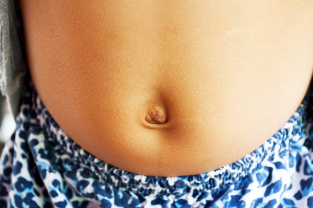 泰国男孩的肚脐图片下载