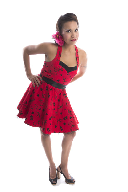 调情的土著妇女全长红色宣传画连衣裙。图片下载