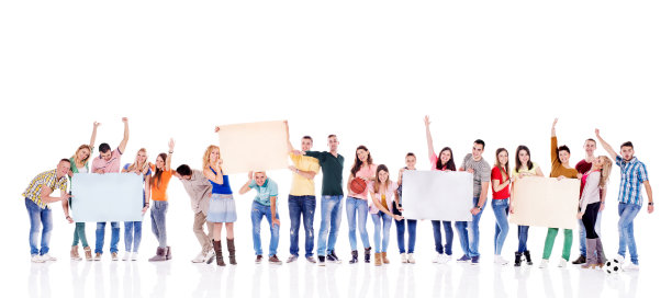 一群拿着白皮书的年轻人。图片下载