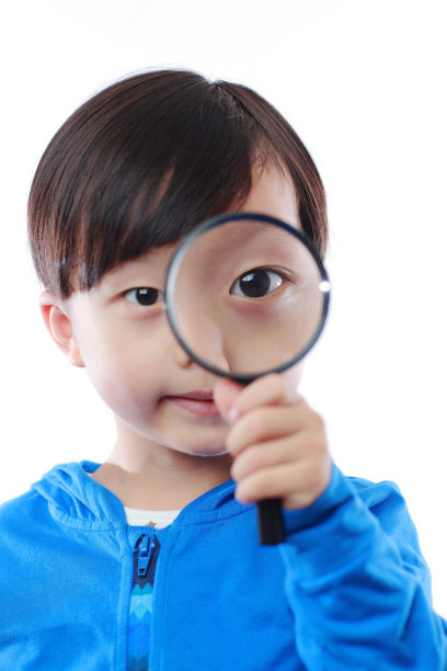 孩子们在玩放大镜图片下载