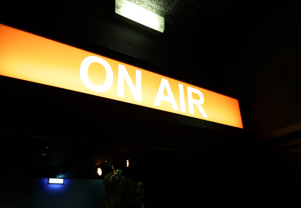 在电视演播室的空中标志上图片下载