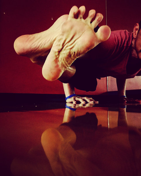 一个做瑜伽手臂平衡的人图片下载