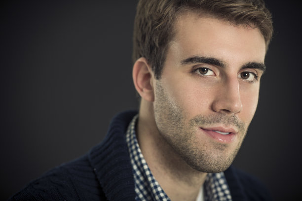 一个年轻人的肖像图片下载