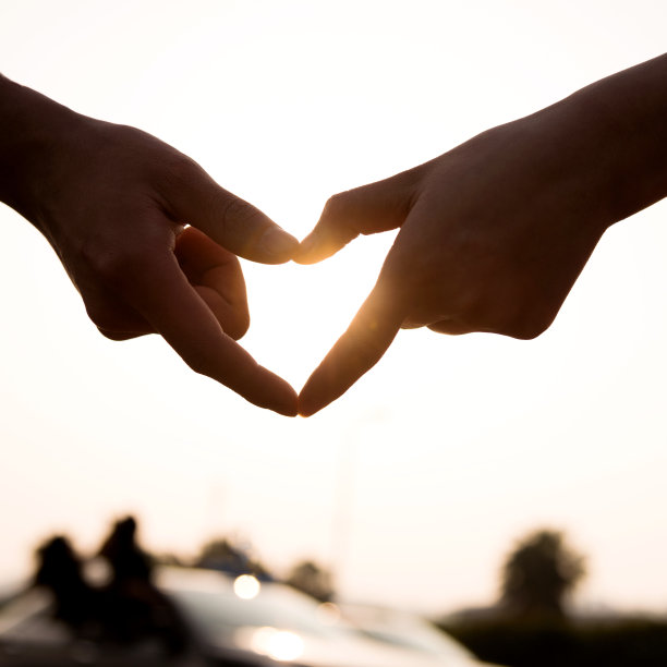 日落时双手形成心形图片下载