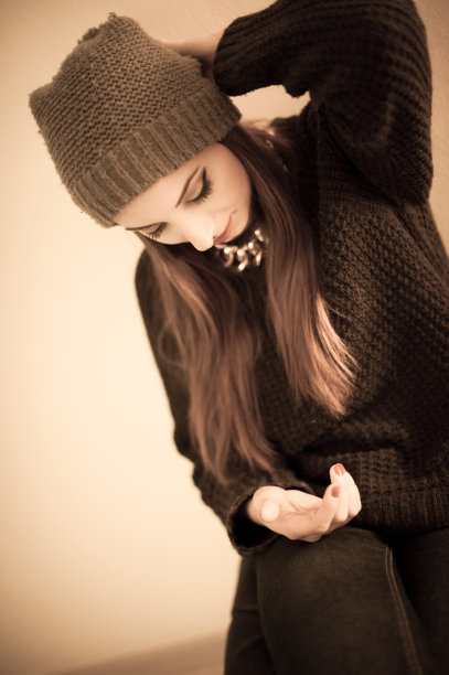 坐在家里的年轻潮女图片下载