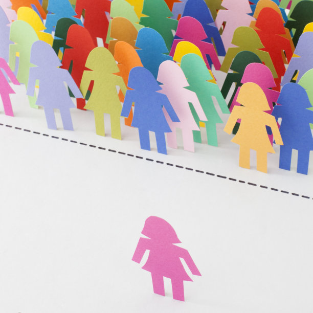 孤独的女人在女人面前图片下载