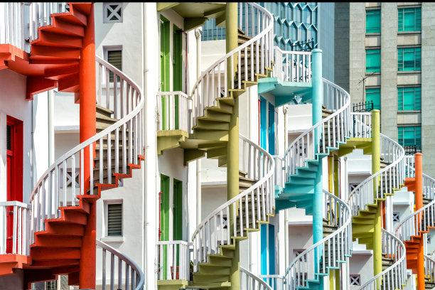 新加坡Bugis村的彩色螺旋楼梯图片下载
