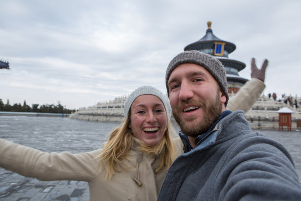 年轻夫妇在北京天坛自拍图片下载