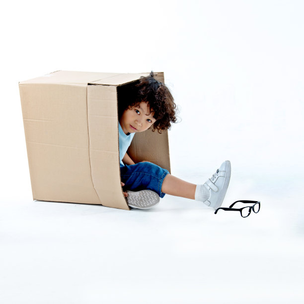 小男孩被关在一个白色的盒子里图片下载