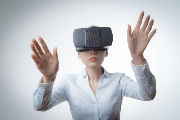 戴着虚拟现实眼镜的女人。图片下载