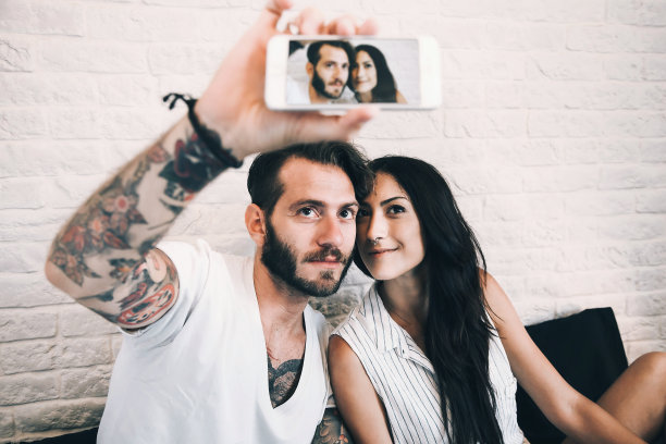 年轻夫妇在家-自拍图片下载