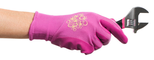 女人拿着可调节扳手在白色图片下载