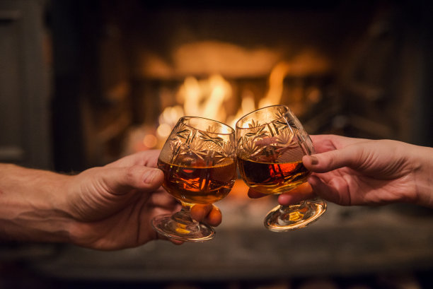 在壁炉前用威士忌敬酒图片下载