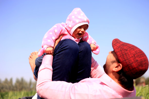 男人和孩子喜欢在户外的自然肖像图片下载