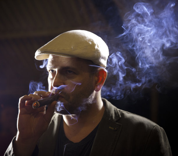 享受雪茄的成熟男人。图片下载