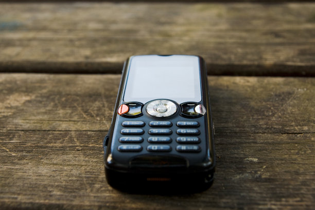 木质表面的手机图片下载