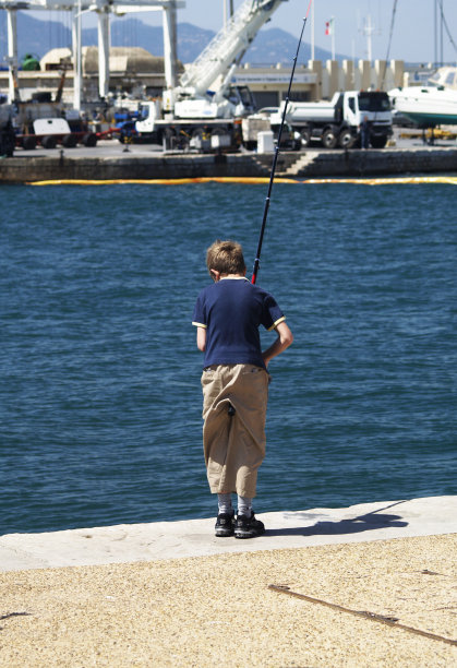 法国戛纳的年轻渔夫图片下载