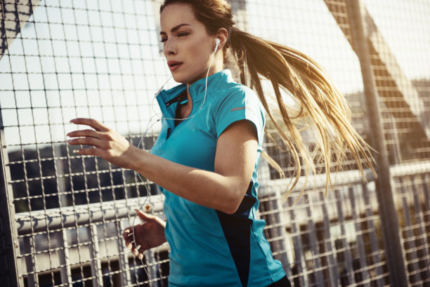 女孩在一个晴朗的日子跑步图片下载